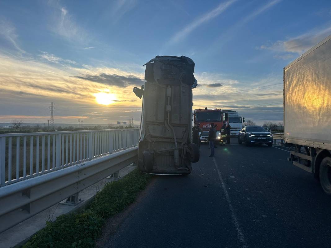 Takla atanı, ters döneni gördük ama bu araç bariyere çarpınca dik durdu! 2